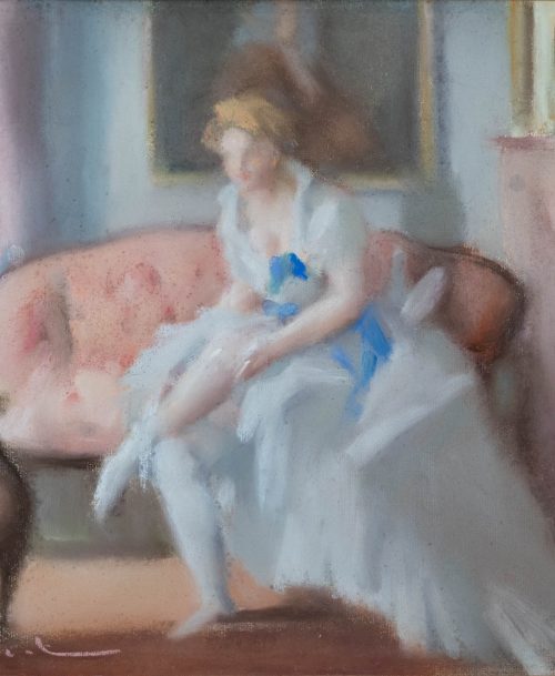 Femme en blanc sur un canapé rouge