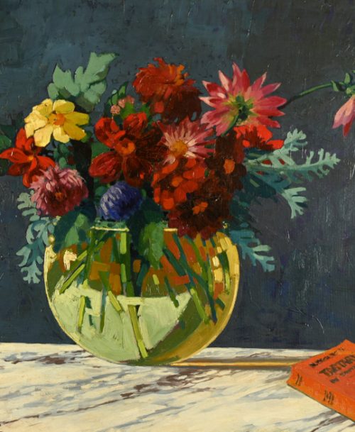 Bouquet au vase rond et au livre